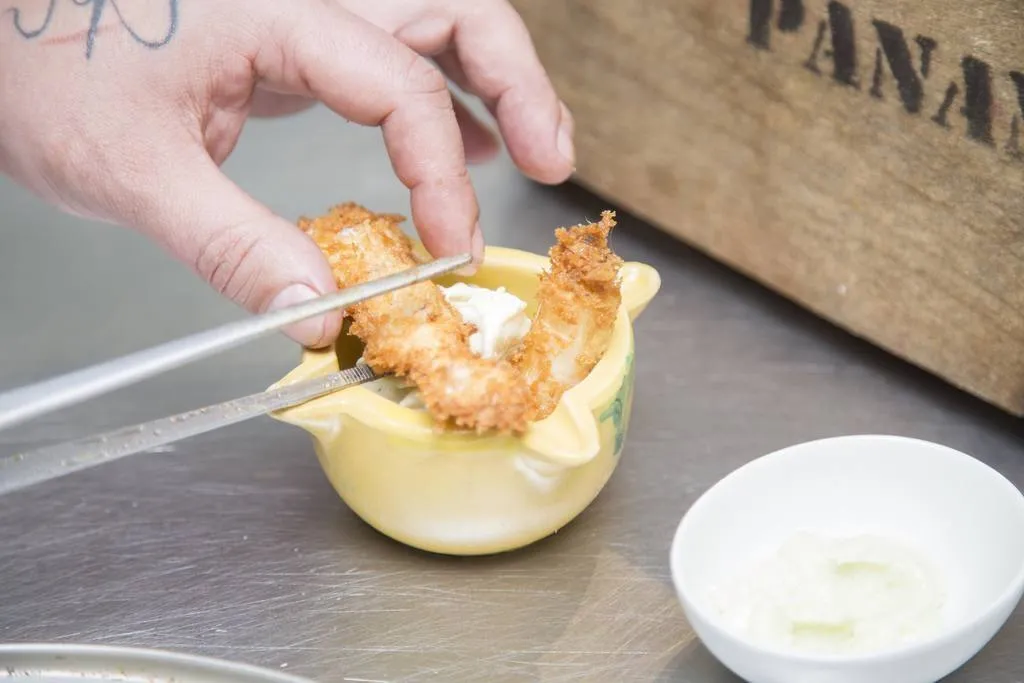 Galera, calçot rebozado con panko y mayonesa de wasabi