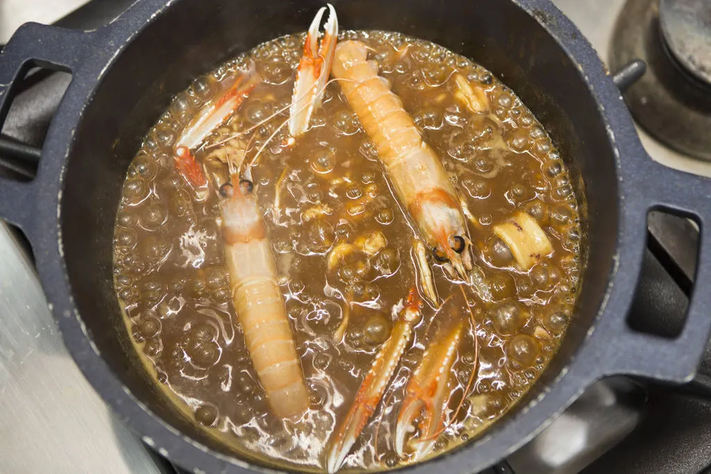 Arroz caldoso de calamar de potera, cigalas y mejillones