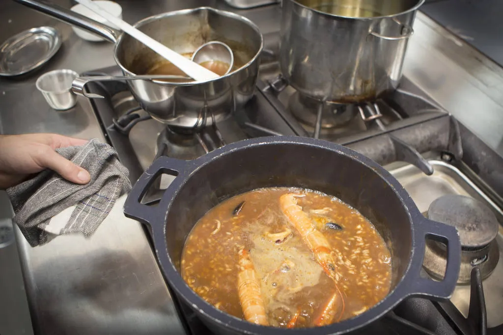 Arroz caldoso de calamar de potera, cigalas y mejillones