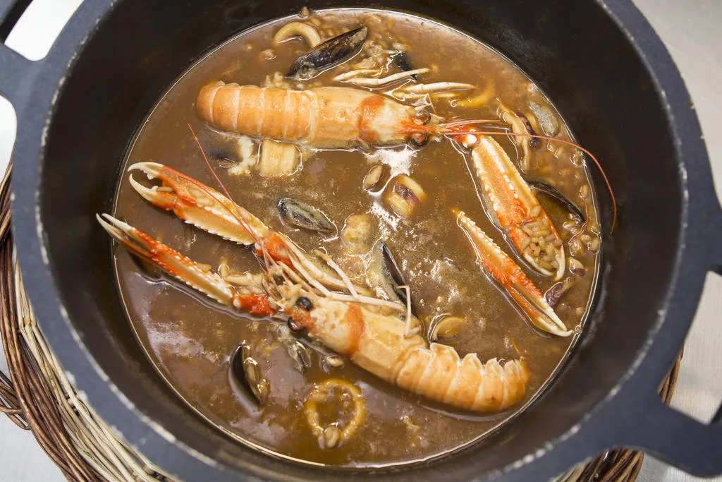 Arroz caldoso de calamar de potera, cigalas y mejillones