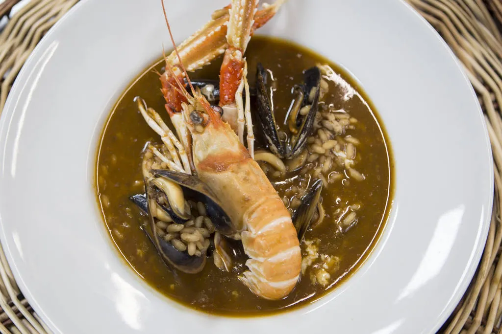 Arroz caldoso de calamar de potera, cigalas y mejillones