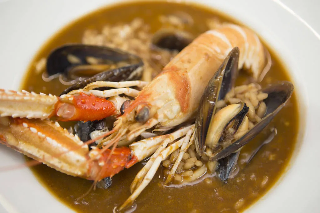 Arroz caldoso de calamar de potera, cigalas y mejillones