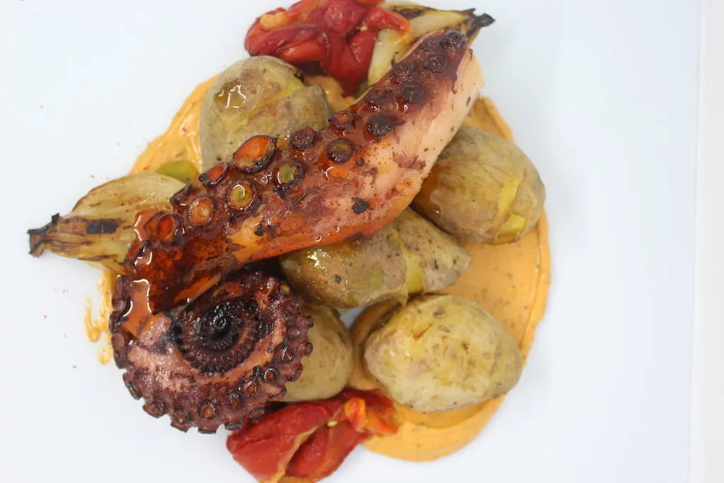 Pulpo a la pancha con patatas, pimiento y cebolleta 