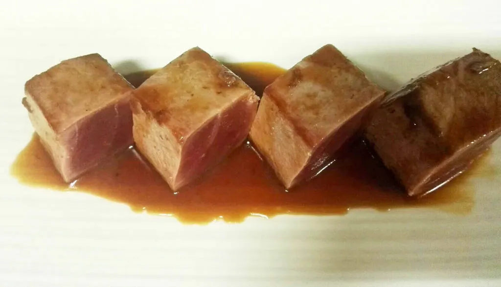 Tataki de atún macerado con secuencia dulce, ácida, picante y salada