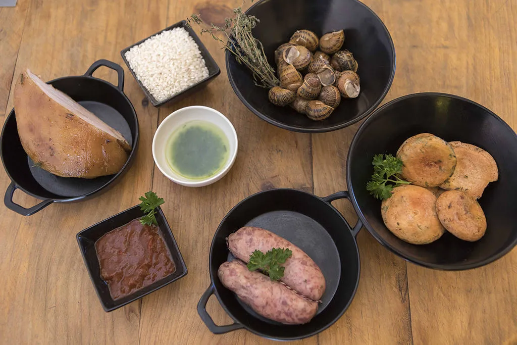 Arroz de montaña con caracoles, panceta y setas de temporada