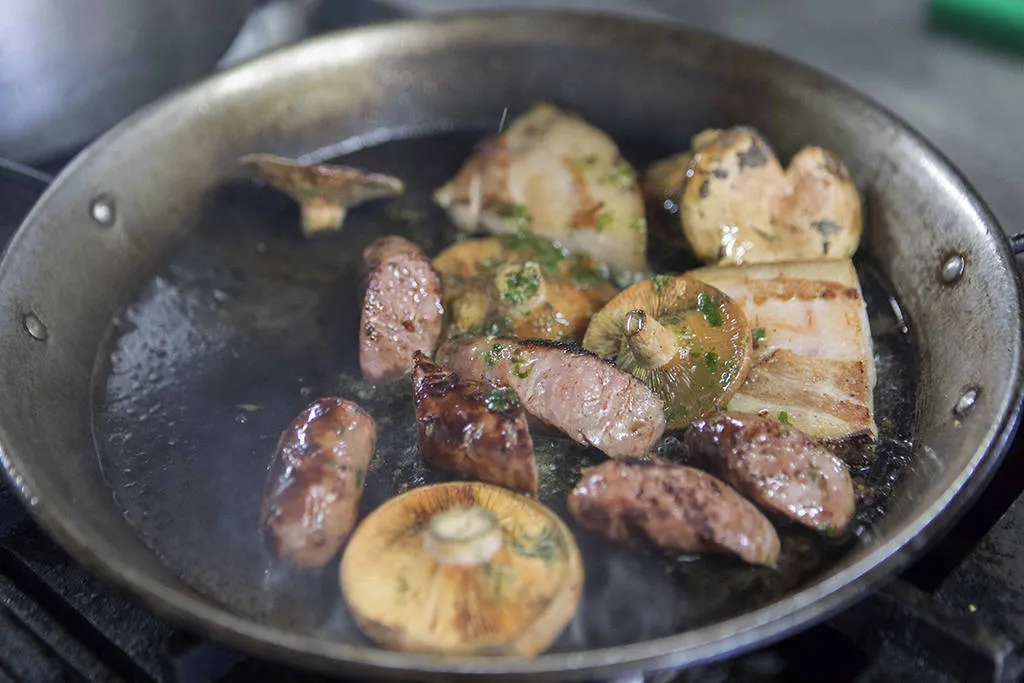 Arroz de montaña con caracoles, panceta y setas de temporada