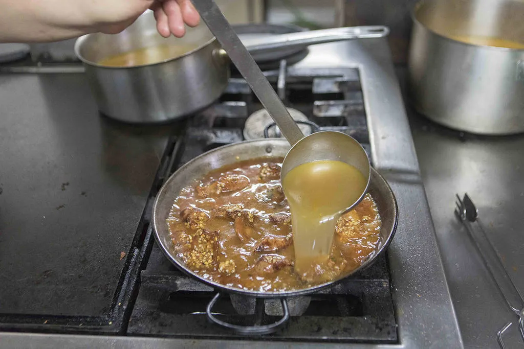 Arroz de montaña con caracoles, panceta y setas de temporada