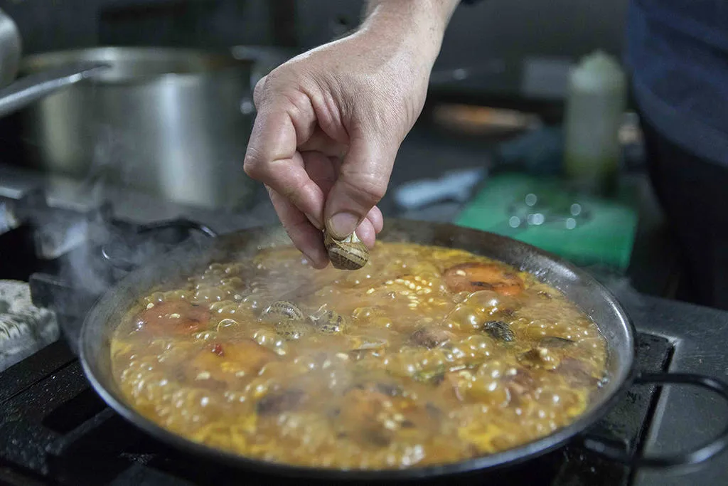 Arroz de montaña con caracoles, panceta y setas de temporada