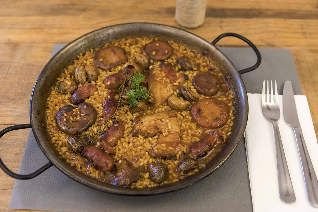 Arroz de montaña con caracoles, panceta y setas de temporada