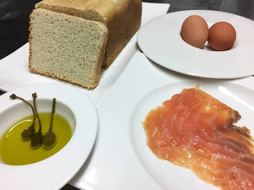 Tosta de holandesa con revuelto de huevo y salmón ahumado en casa