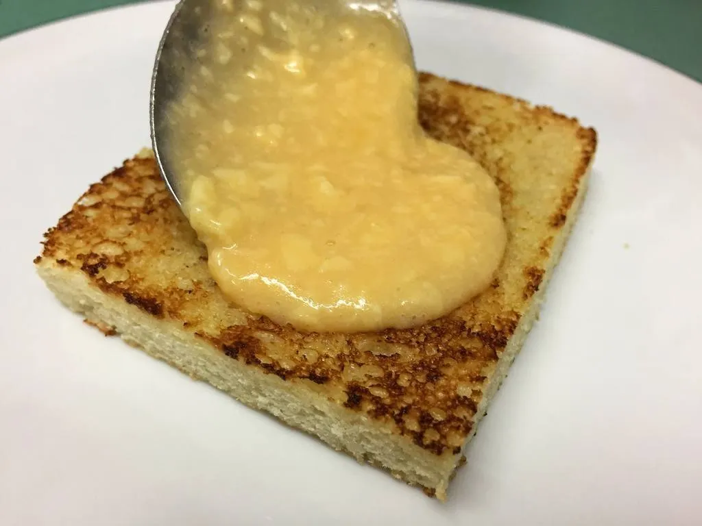 Tosta de holandesa con revuelto de huevo y salmón ahumado en casa