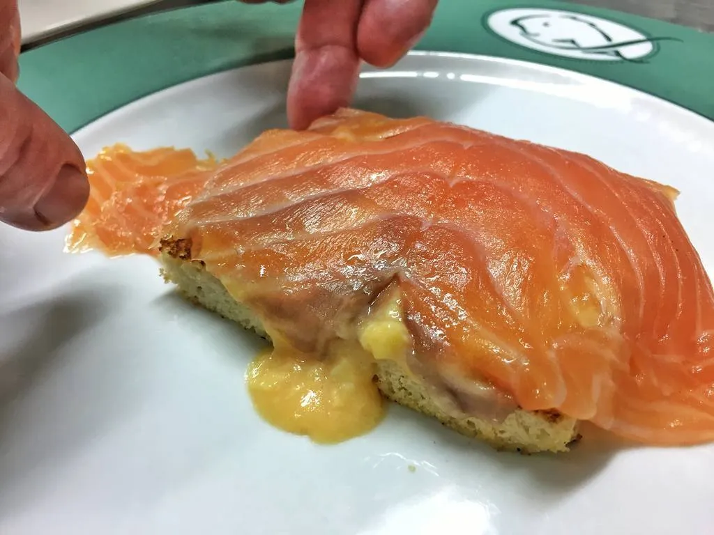 Tosta de holandesa con revuelto de huevo y salmón ahumado en casa