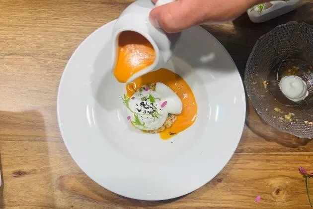 Salmorejo con crema de queso de cabra y helado de yuzu