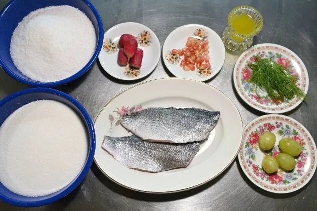 Dorada curada con eneldo, rabanitos, uvas blancas y vinagreta de limón