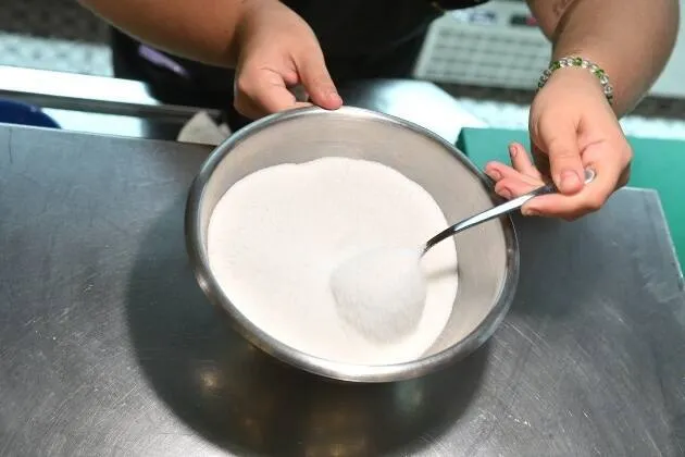 Dorada curada con eneldo, rabanitos, uvas blancas y vinagreta de limón