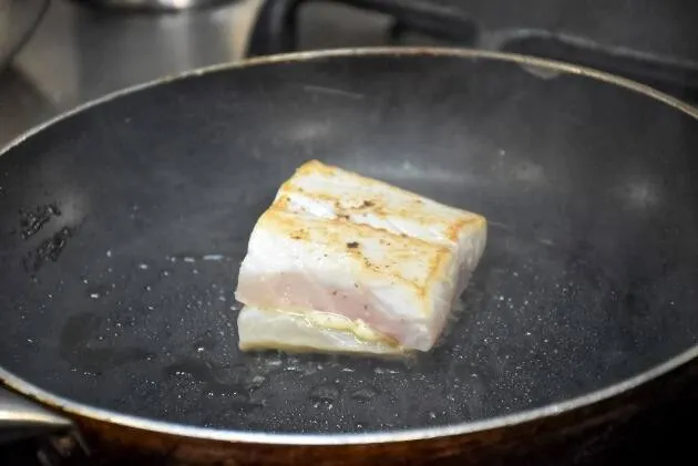 Filete de lubina, puré de patatas y rábano picante de Mar de Nudos