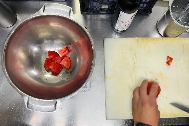 Salmorejo con crema de queso de cabra y helado de yuzu