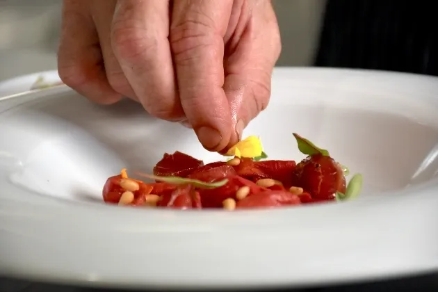 Ajo blanco de piñones con carpaccio de sandía y atún rojo marinado