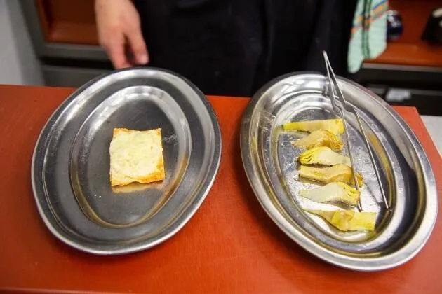 Coca de alcachofas, panceta de cerdo curado y yema de huevo 