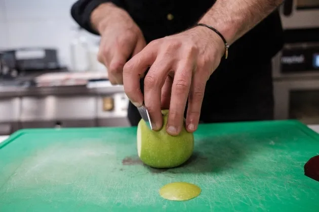 Ostra rizada del Delta con cremoso de apionabo, garum y gel de manzana picante