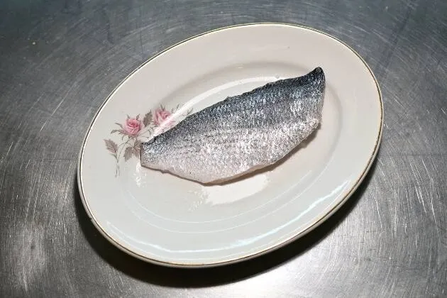 Dorada curada con eneldo, rabanitos, uvas blancas y vinagreta de limón