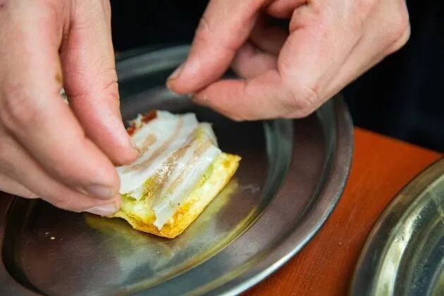 Coca de alcachofas, panceta de cerdo curado y yema de huevo 