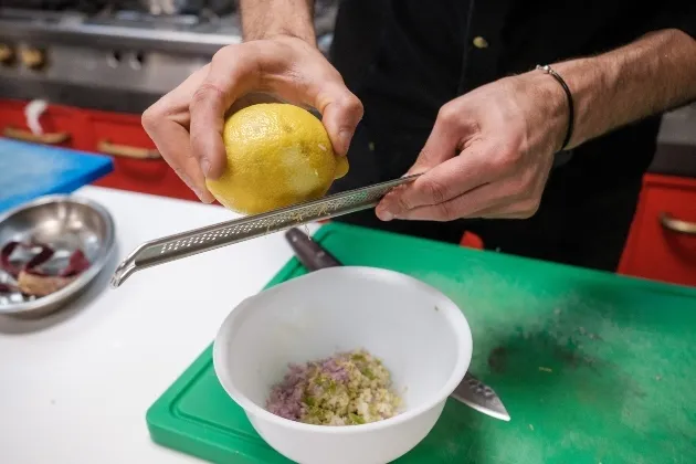 Ostra rizada del Delta con cremoso de apionabo, garum y gel de manzana picante