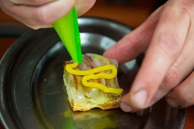 Coca de alcachofas, panceta de cerdo curado y yema de huevo 