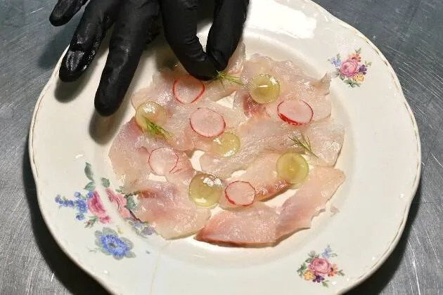 Dorada curada con eneldo, rabanitos, uvas blancas y vinagreta de limón