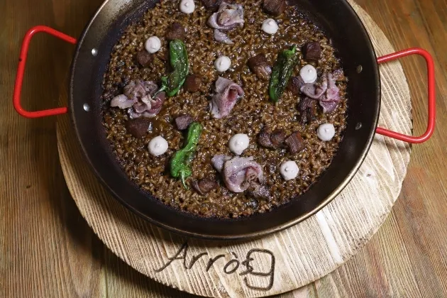 Arroz seco de cerdo ibérico a la brasa