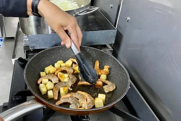 Langostinos con calabacín y queso viejo de oveja 