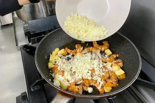 Langostinos con calabacín y queso viejo de oveja 