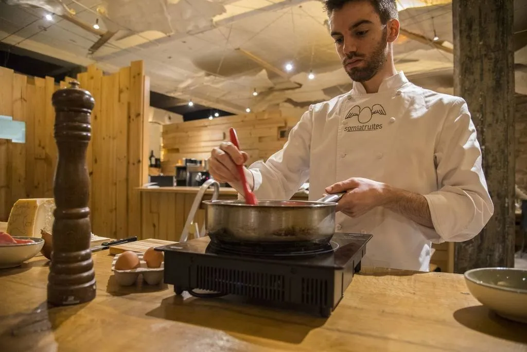 Lo nacaramos a fuego medio, el objetivo es tostar los almidones y proteger el grano de arroz con una capa fina de grasa.