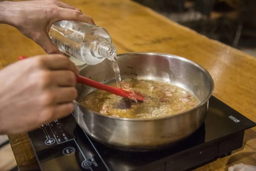 Añadimos el agua caliente y cocinamos a fuego suave.