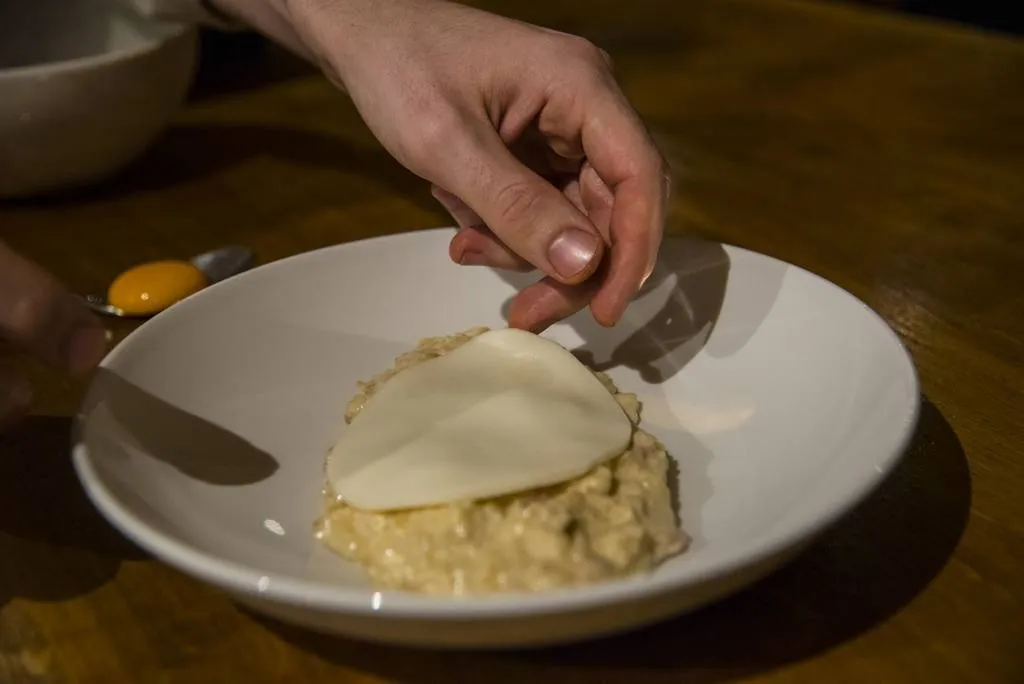  Elaboramos una gelatina de parmesano poniendo un trozo del queso a infusionar en agua dentro de un cazo. Cuando el queso haya desprendido sus aromas y esencia en el agua retiramos del fuego y colamos para que nos quede simplemente 'la estructura' del parmesano pero con el sabor transferido a la infusión.