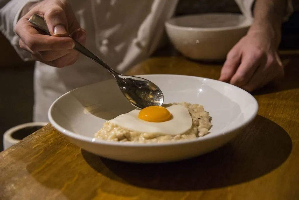 Mezclamos con la gelatina hidratada y el agar-agar. Disponemos la mezcla en un recipiente plano que nos permita 'recortar' la forma de huevo cuando haya cuajado.