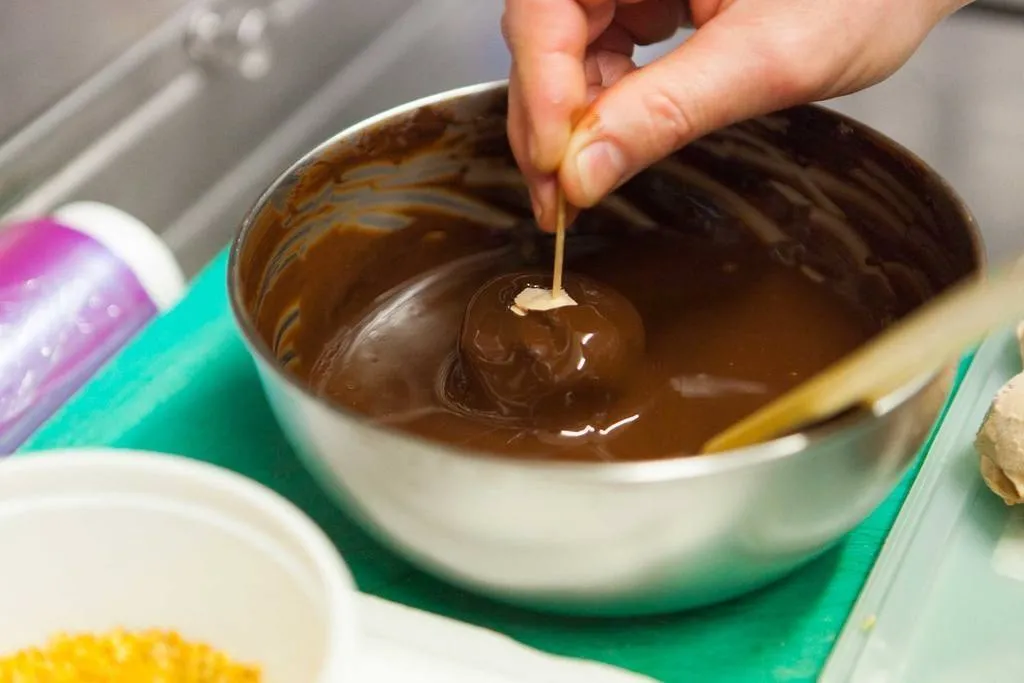 con un bolero para helados, hacer bolas de foie, depositarlas en un recipiente y congelarlas. 