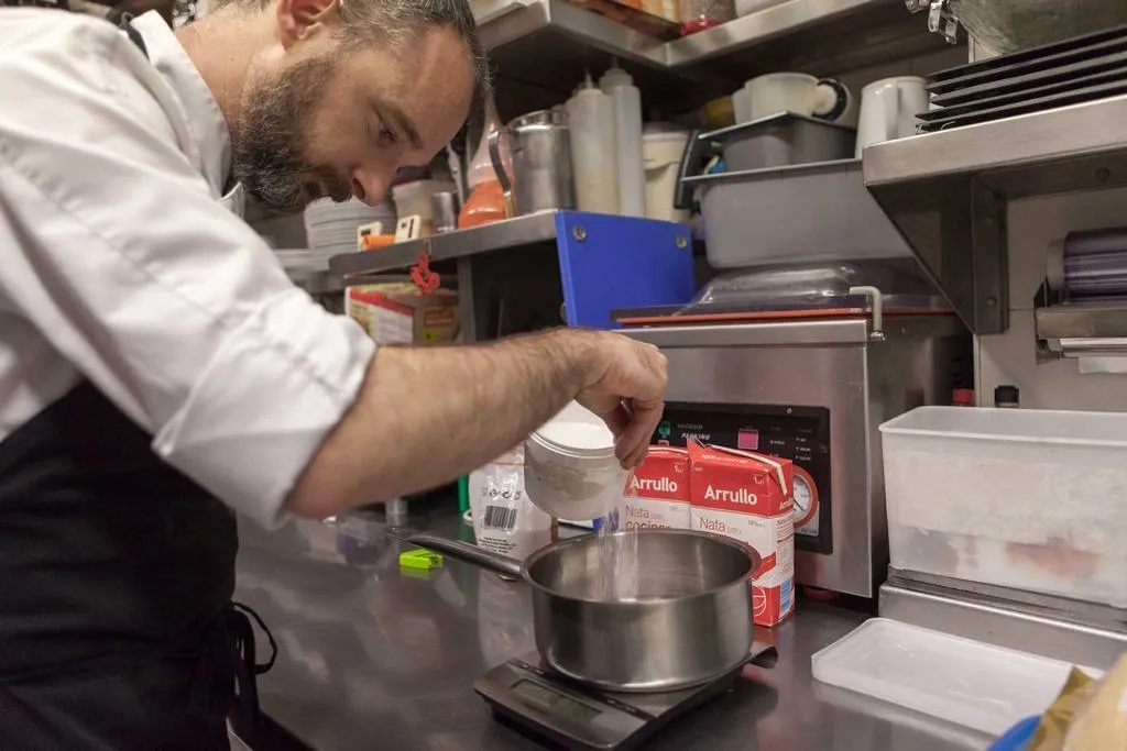 Poner las hojas de gelatina en un recipiente con agua fría durante 5 minutos para que se hidraten.