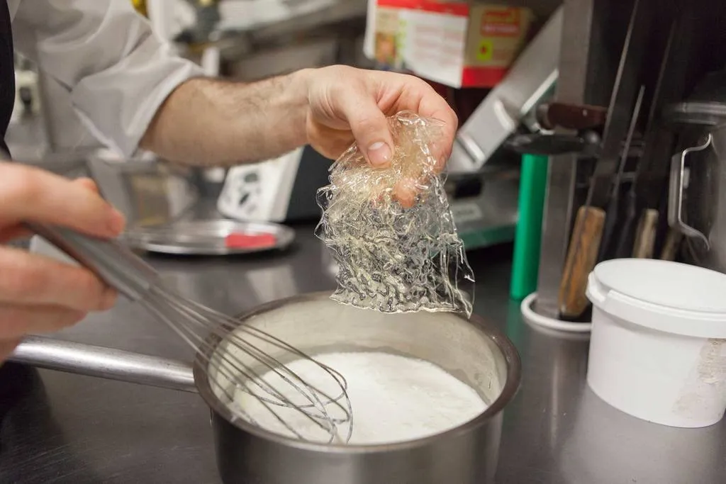 Escurrir la gelatina ya hidratada y mezclarla bien con la crema de leche, todavía caliente, para que se deshaga. 