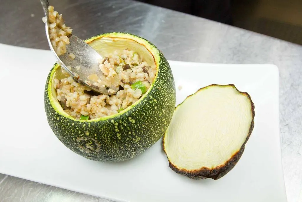 Rellenar los calabacines con la masa obtenida anteriormente.