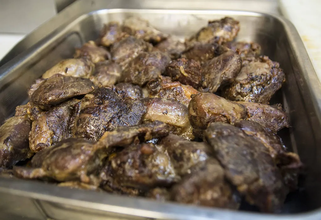 Introduce la carrillera en el horno, salpimientada y cubierta de aceite de oliva, durante dos horas, a 130 grados. 