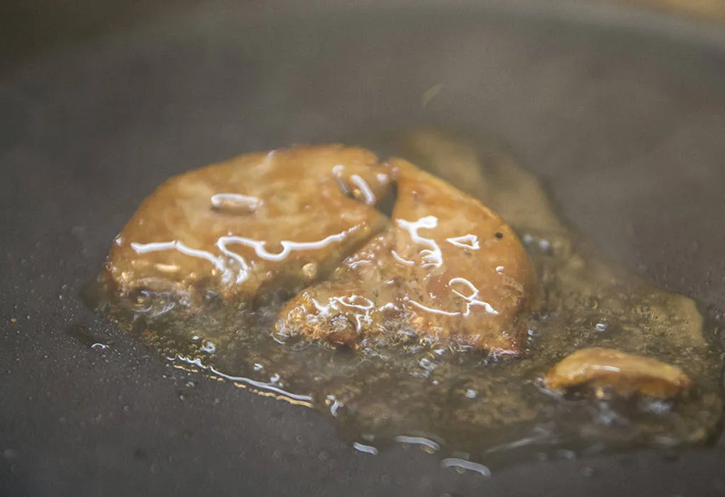 El foie se debe pasar ligeramente por la sartén. 