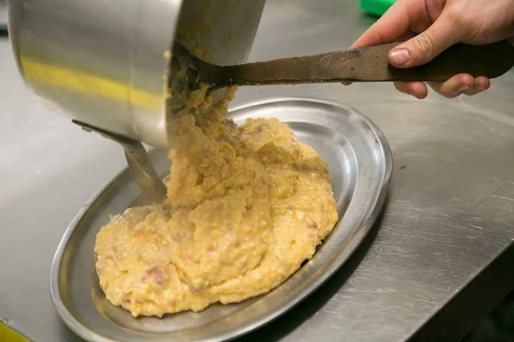 Enfriamos cuanto más rápido mejor, poniendo la masa en un recipiente en el congelador o dentro de otro recipiente con agua muy fría y hielo. 