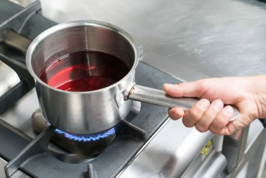 Infusionar en agua tibia el hibiscus seco, los ràspanos, las frambuesas, las grosellas y el piquín molido. 