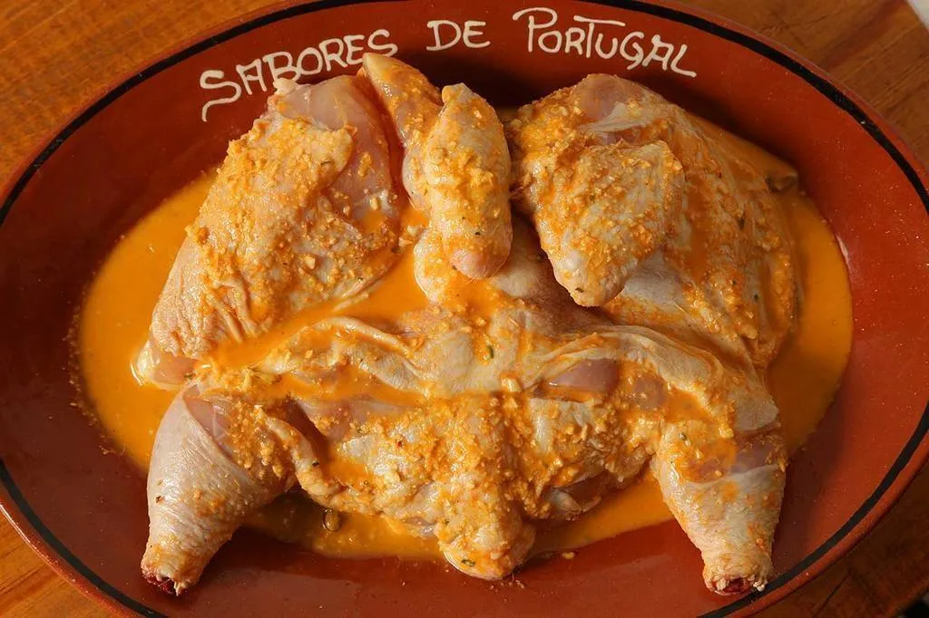 Disponer el pollo en una bandeja y untarlo con la marinada. Dejar reposar hasta 24 horas en la nevera.