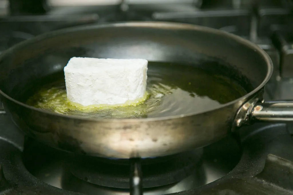 Lo freímos brevemente en abundante aceite de oliva. Lo retiramos y lo dejamos reposar.