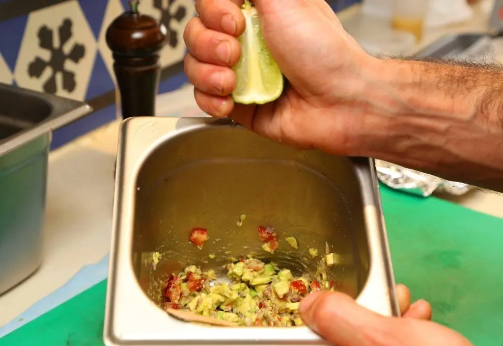 Preparado del guacamole. 