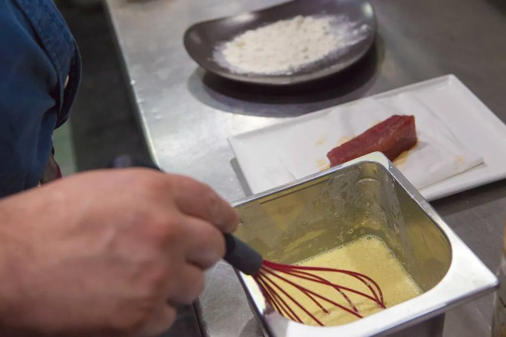 Mezclar la harina con el huevo y el agua con gas, que tiene que estar fría ya que así se consigue una tempura más crujiente. Se le puede poner hielo para enfriarla más.