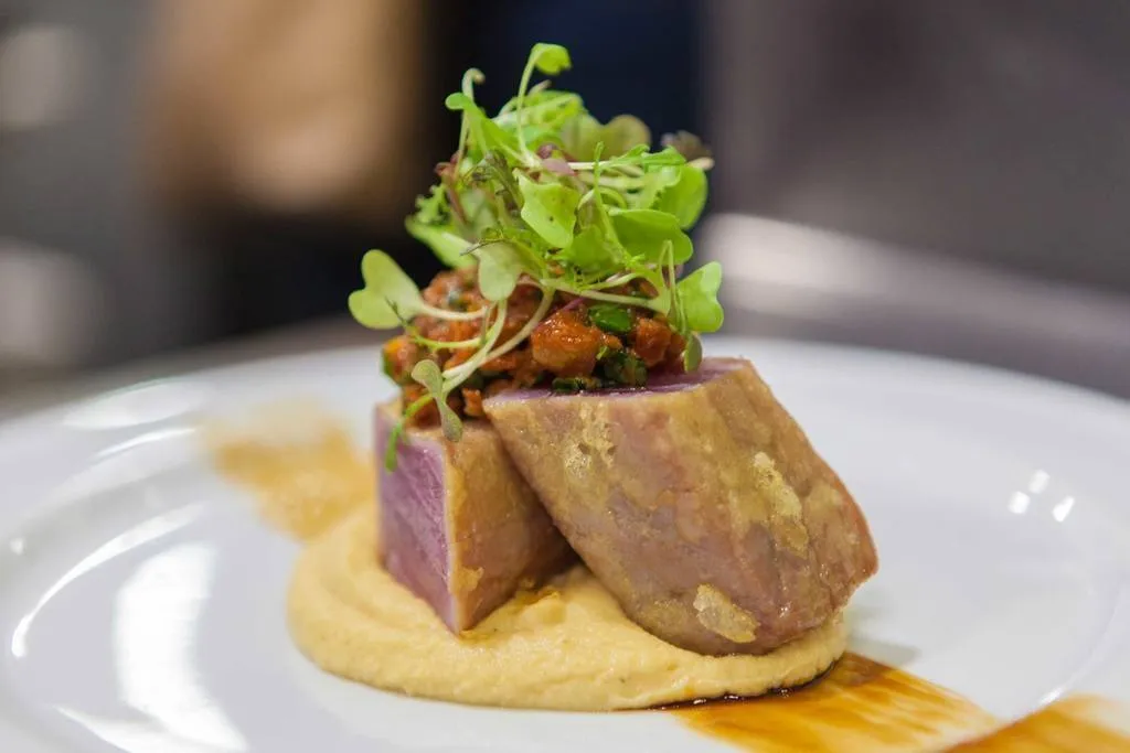 Poner encima el tartar de albahaca y tomate seco y decorar con unos brotes de micro mezclum. 