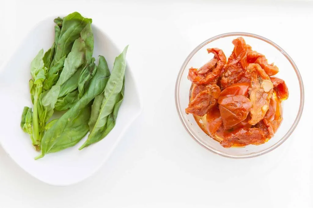 Ingredientes para el tartar de tomate seco. 